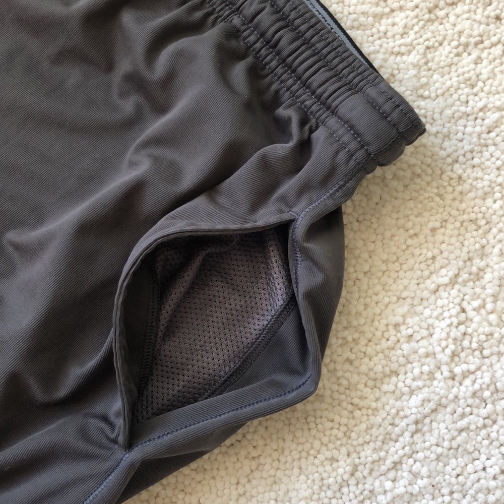 Brown University Men’s 2 XL Under Armour Shorts - Picture 6 of 16